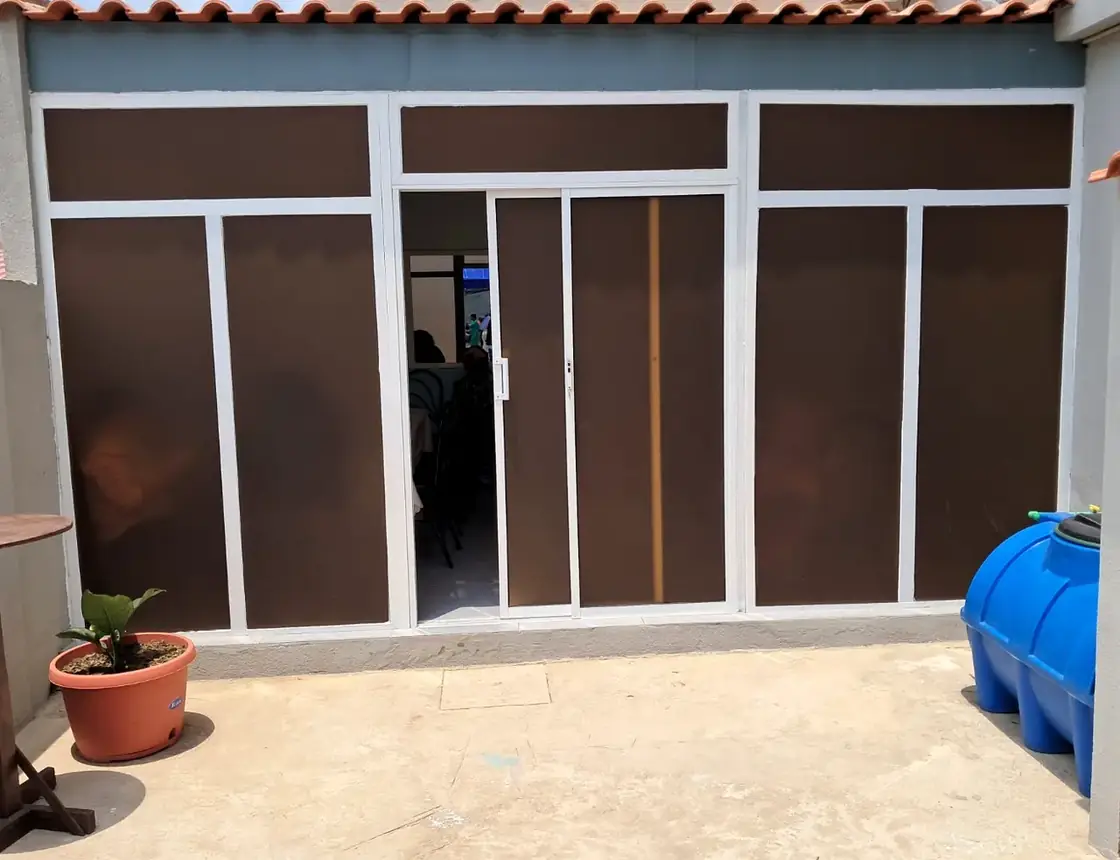 Caixilharia de alumínio e vidro fumado