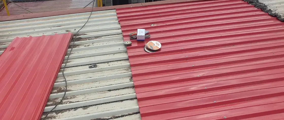 Substituição parcial de cobertura metálica com novas chapas perfiladas