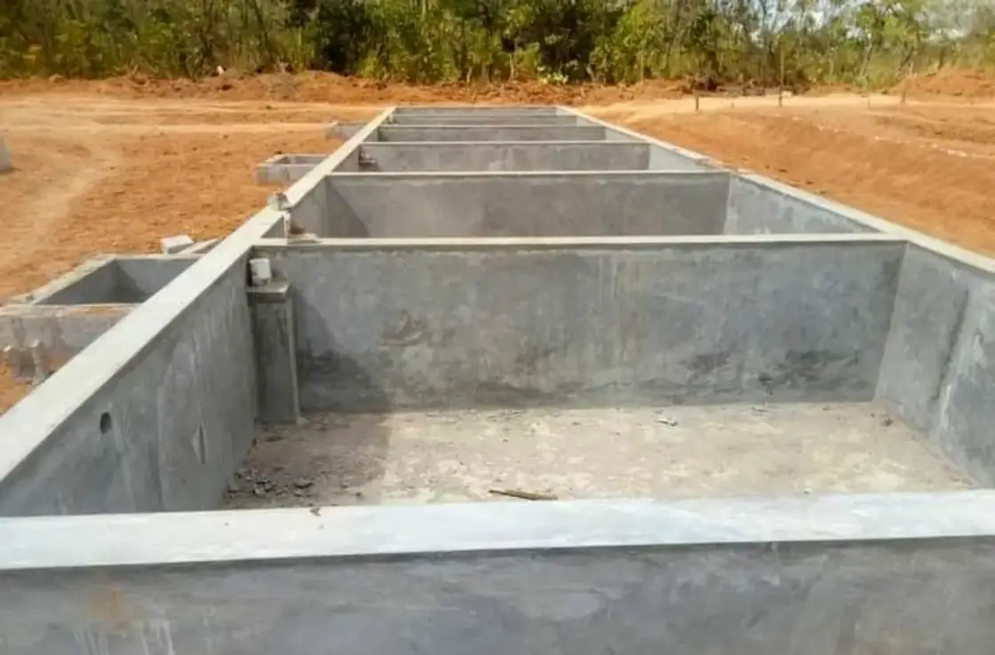 Compartmentalised concrete reservoir with internal divisions